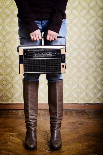 Vrouw met vintage radio — Stockfoto