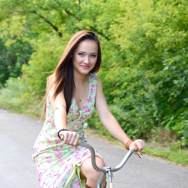 Kvinde med retro cykel - Stock-foto