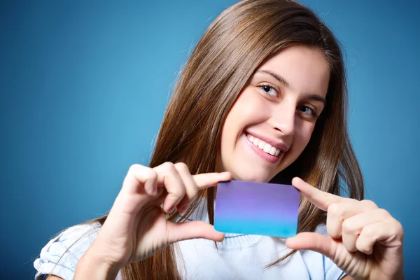 Menina mostrando cartão — Fotografia de Stock