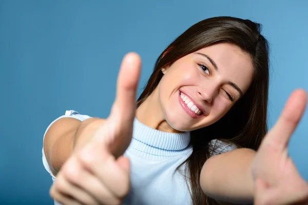 Chica mostrando pulgares hacia arriba — Foto de Stock