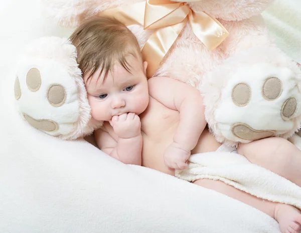 Büyük oyuncak ayı ile erkek bebek bebek — Stok fotoğraf