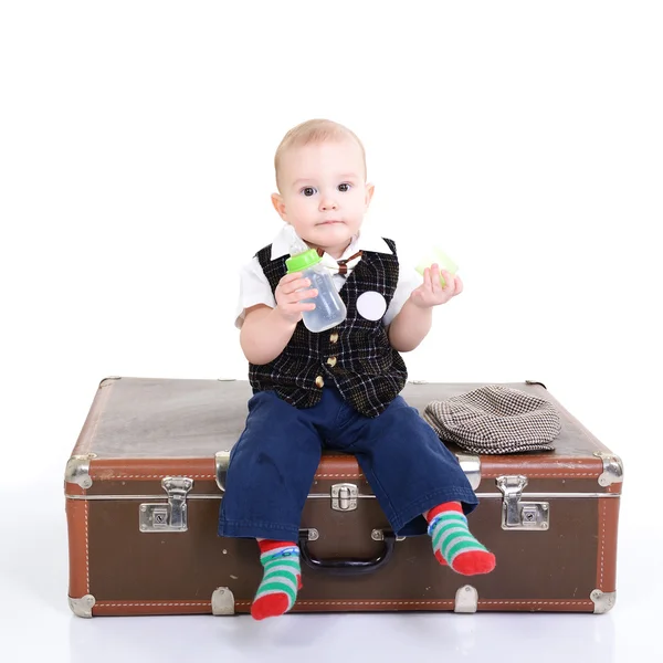 Jongen op vintage koffer — Stockfoto