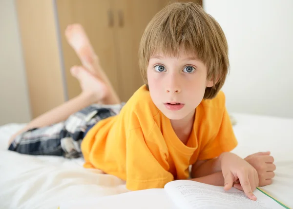 Kleine jongen leesboek — Stockfoto