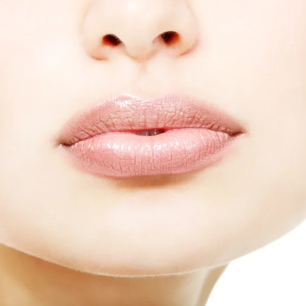 Mooie lippen van jonge verse vrouw — Stockfoto