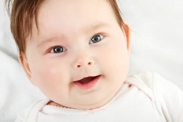 Niedliches Baby lächelnd, schönes Kindergesicht — Stockfoto