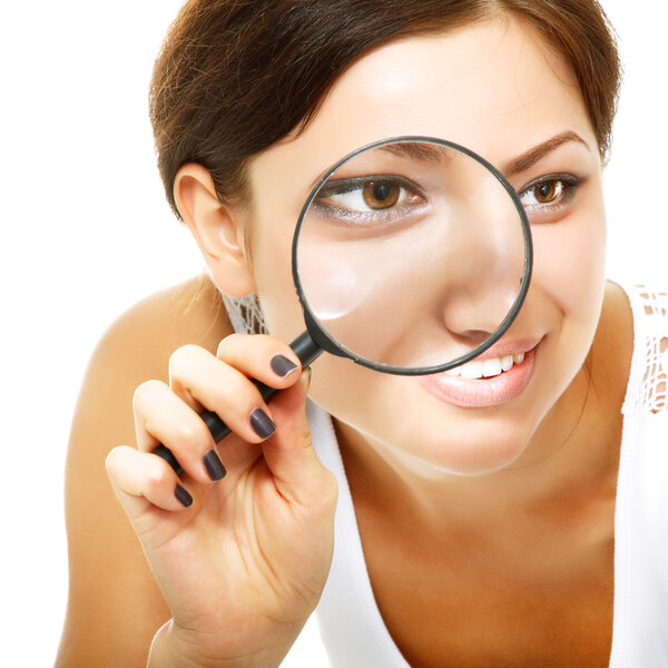 Женщина смотрит через увеличительное стекло
