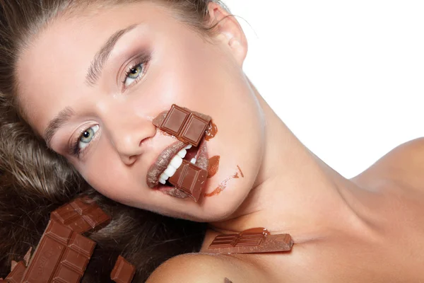 Jovem mulher bonita comer chocolate — Fotografia de Stock