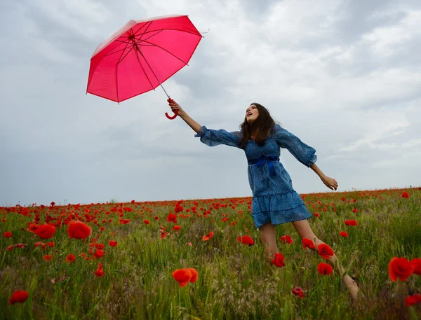 Γυναίκα εκμετάλλευση κόκκινη ομπρέλα — Φωτογραφία Αρχείου