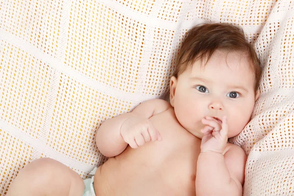 Ładny niemowlę noworodek leżąc na rozowe kratki, piękne dziecko — Zdjęcie stockowe