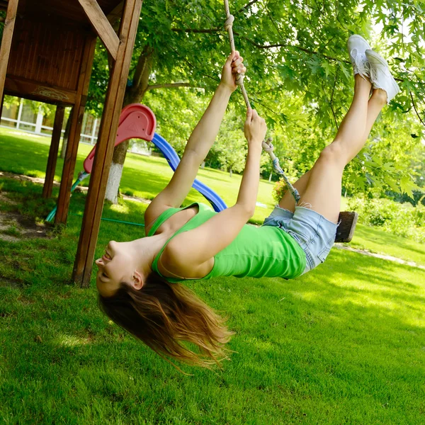 Flicka på swing — Stockfoto