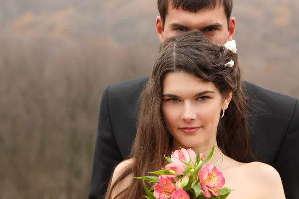 Молодой жених с невестой осенью — стоковое фото