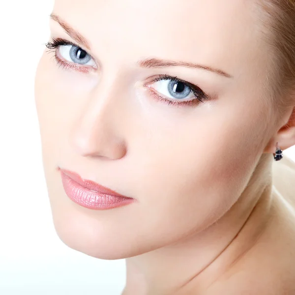 Beautiful woman looking at camera — Stock Photo, Image