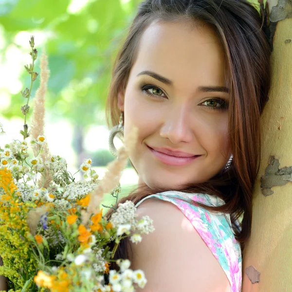 Signora con fiori di campo — Foto Stock