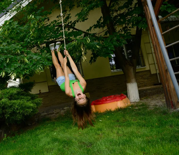 Chica en swing — Foto de Stock