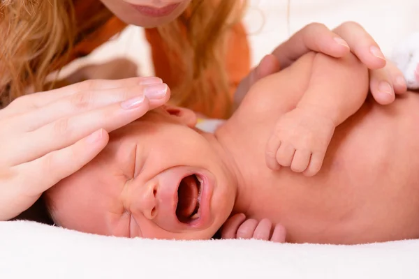 Moeder kalmeert haar pasgeboren baby — Stockfoto