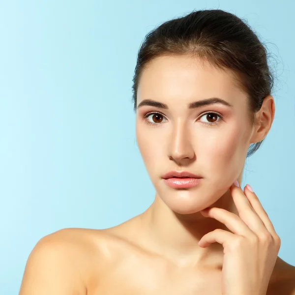 Vrouwelijke schoonheid onder ogen zien gelukkig lachend — Stockfoto