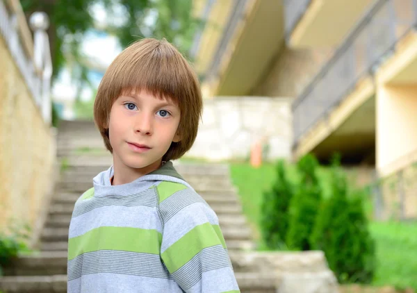 Zorgeloos kleine jongen — Stockfoto