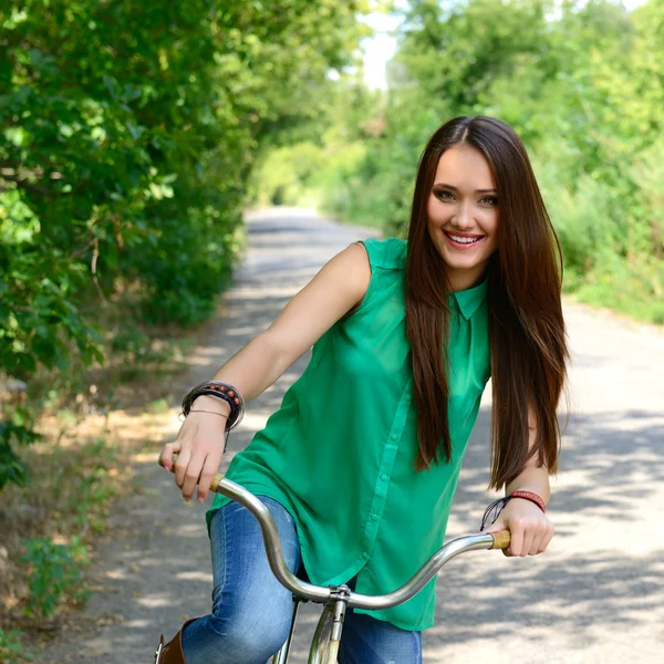 Donna con bicicletta retrò — Foto Stock