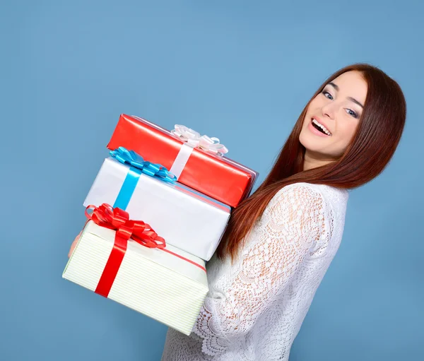 Fille avec boîtes-cadeaux — Photo