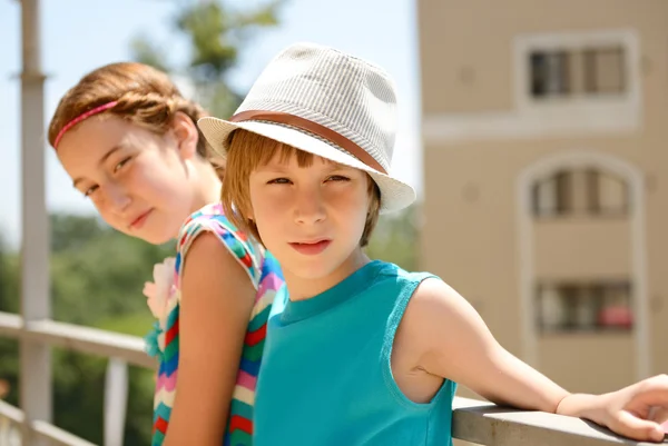 Kleine jongen en meisje — Stockfoto