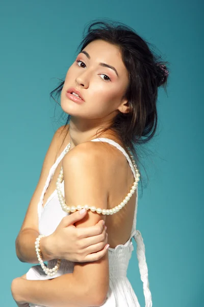 Chica en vestido blanco y perlas —  Fotos de Stock