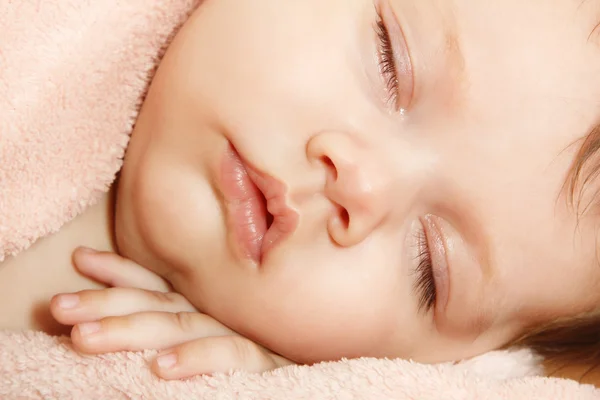 Schattige baby slapend — Stockfoto