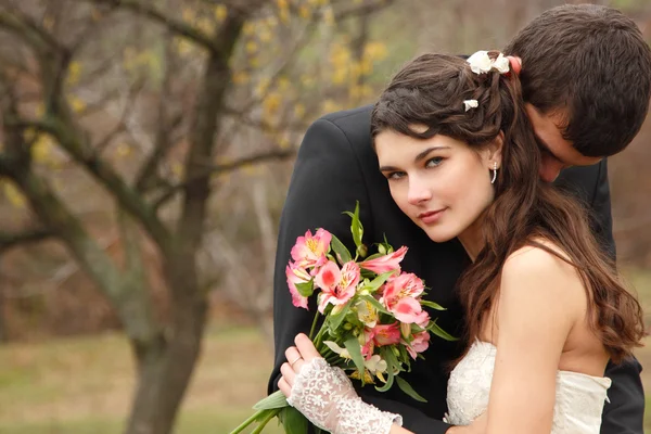 Jonge bruidegom bruid kussen in de herfst — Stockfoto