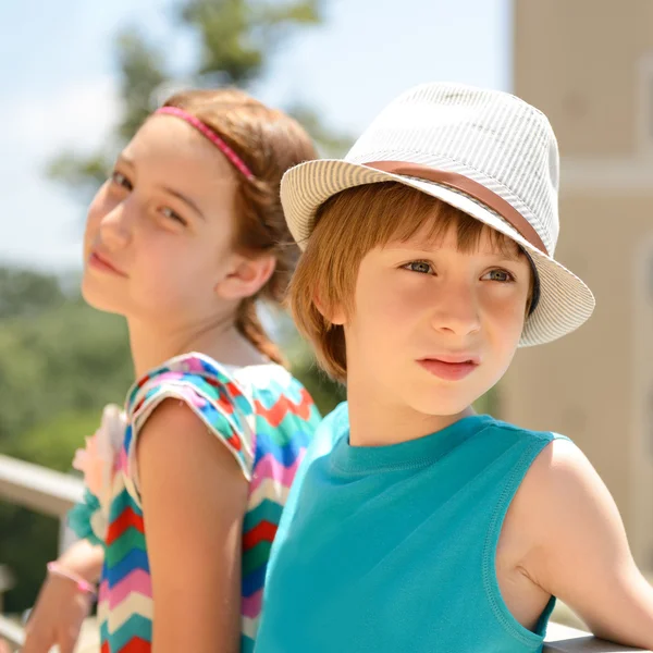 Niño y niña — Foto de Stock