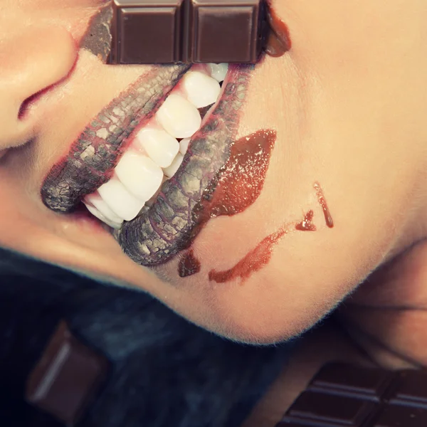 초콜릿을 먹는 젊은 여자 — 스톡 사진