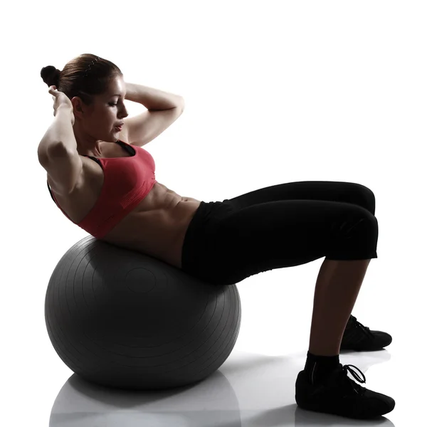 Chica haciendo abdominales ejercicio de prensa con pelota de fitness —  Fotos de Stock