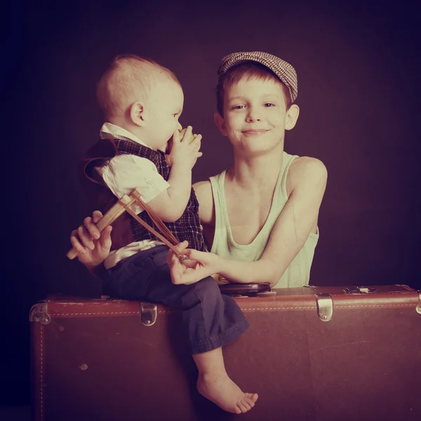 Niño y hermano pequeño — Foto de Stock