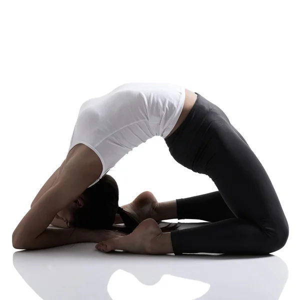 Girl doing yoga — Stock Photo, Image