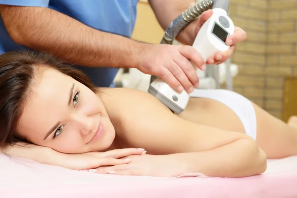 Mujer recibiendo masaje —  Fotos de Stock