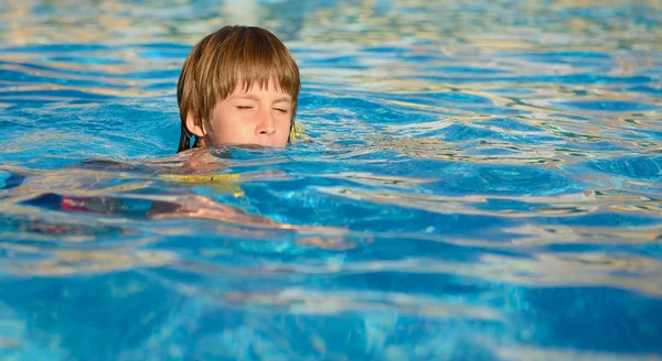 Junge schwimmt im Pool — Stockfoto