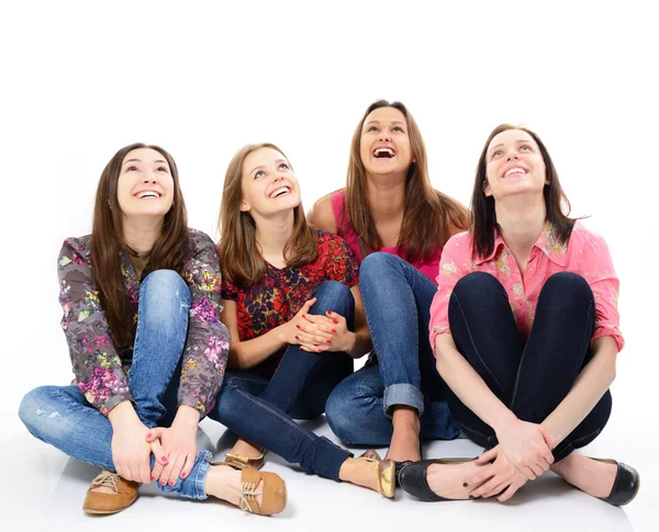 Giovani donne che alzano lo sguardo — Foto Stock