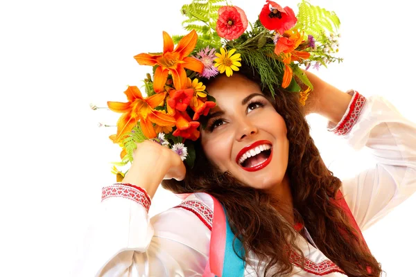 Mujer ucraniana en guirnalda de flores — Foto de Stock