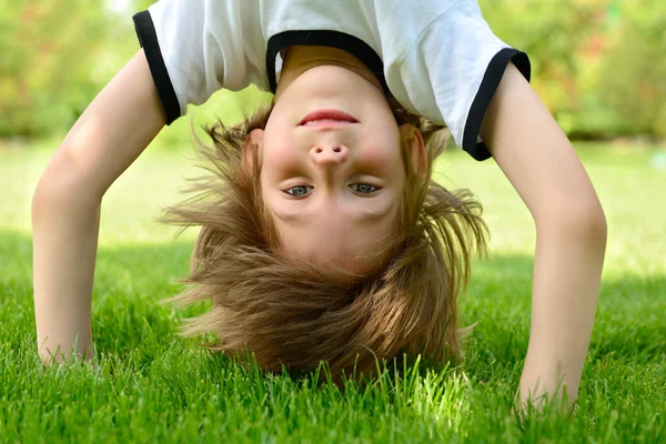Boy standing upside down — Stock Photo, Image