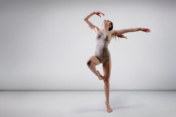 Beautiful   girl dancing — Stock Photo, Image