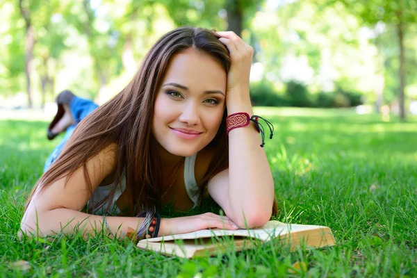 Mädchen lesen Buch — Stockfoto