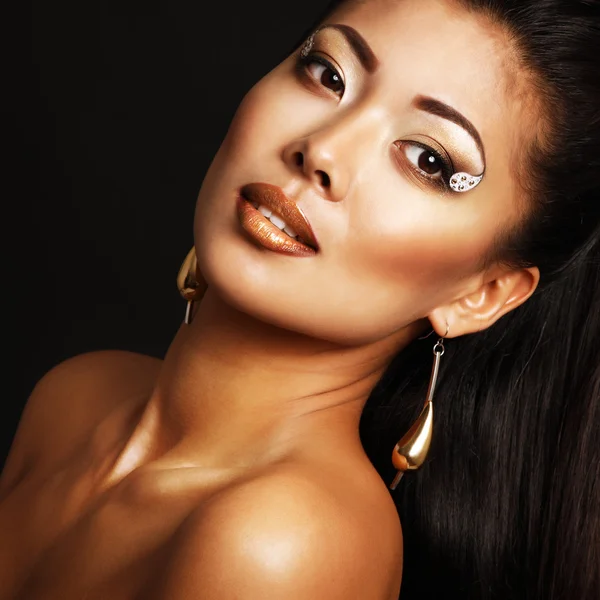 Mladá žena se zlatým make-upem — Stock fotografie