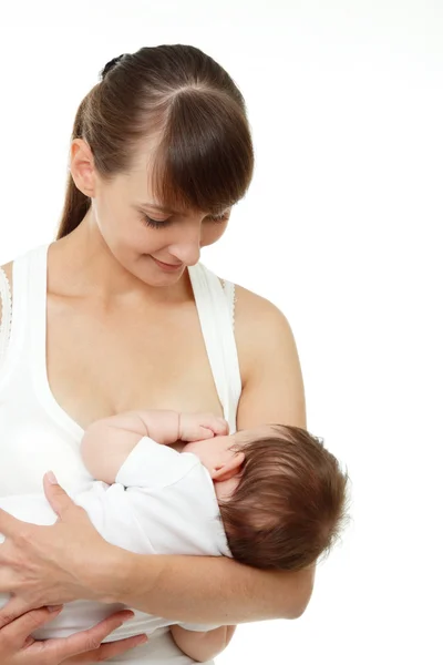 Madre joven amamantando a su bebé — Foto de Stock