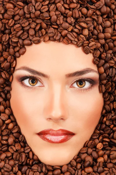 Кофе молодая женщина красотка улыбающееся лицо — стоковое фото
