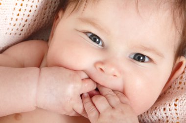 Şirin Bebek parmak emme