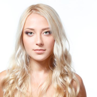 sarışın kız gülümseyerek