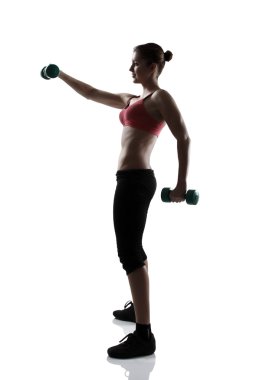 Spor kadın dumbbells ile egzersiz yaparak