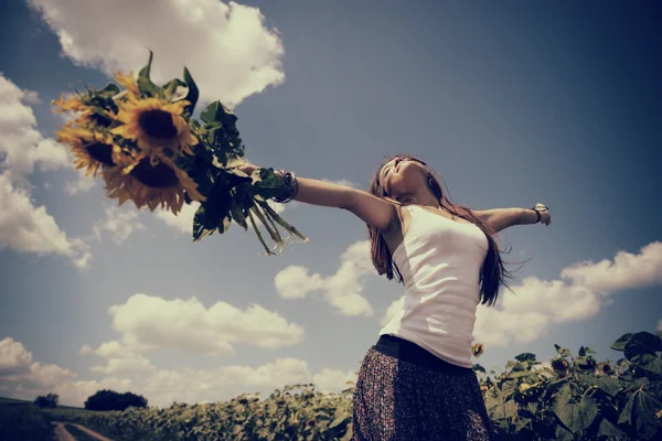 Frau genießt den Sommer — Stockfoto