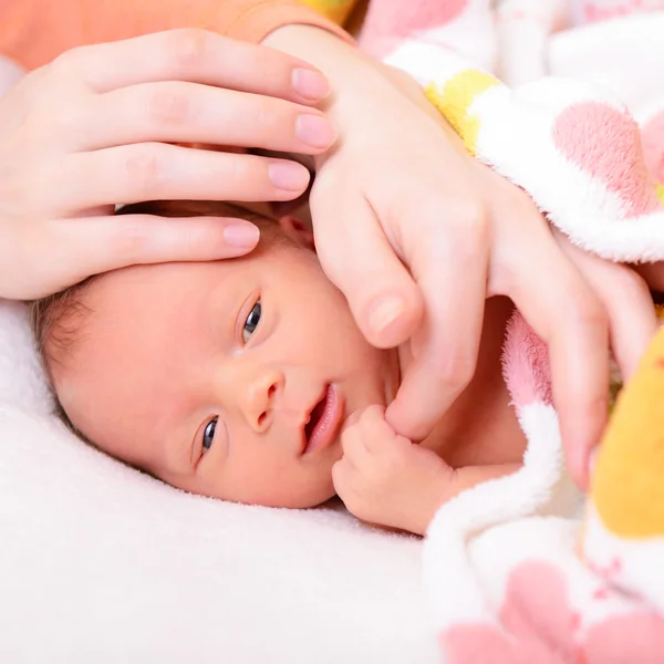 Bébé avec les mains de la mère — Photo