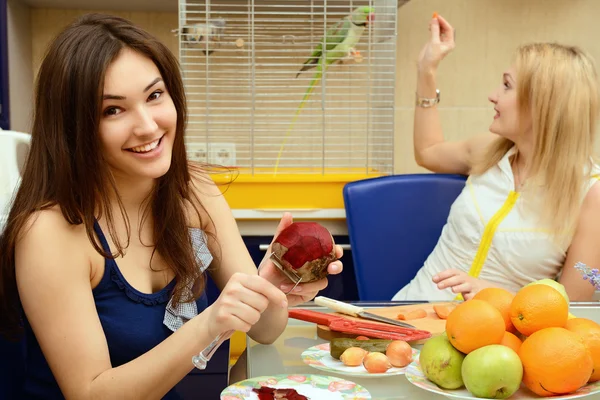 Madre e figlia in cucina — Foto Stock