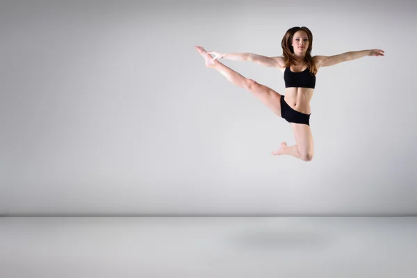 Beautiful   girl dancing — Stock Photo, Image