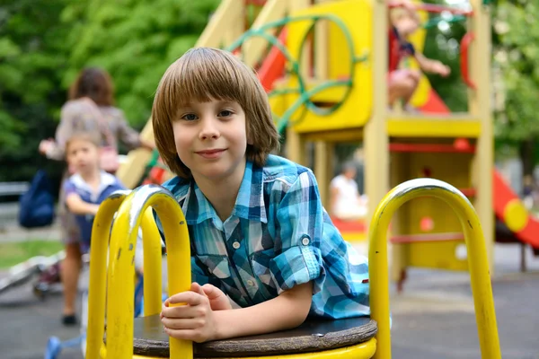 Мальчик играет на детской площадке — стоковое фото